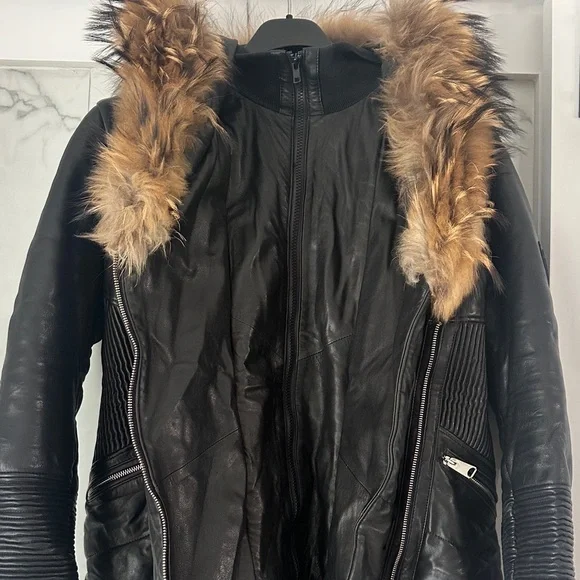 Elegant Black Genuine Leather Coat with Genuine Fur Trim - Picture 3 of 7